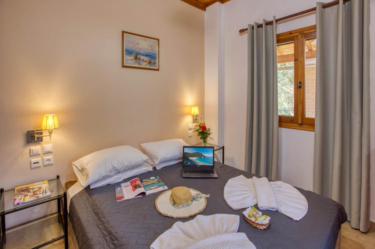 Christinas Apartments Ágios Matthaíos Eksteriør bilde